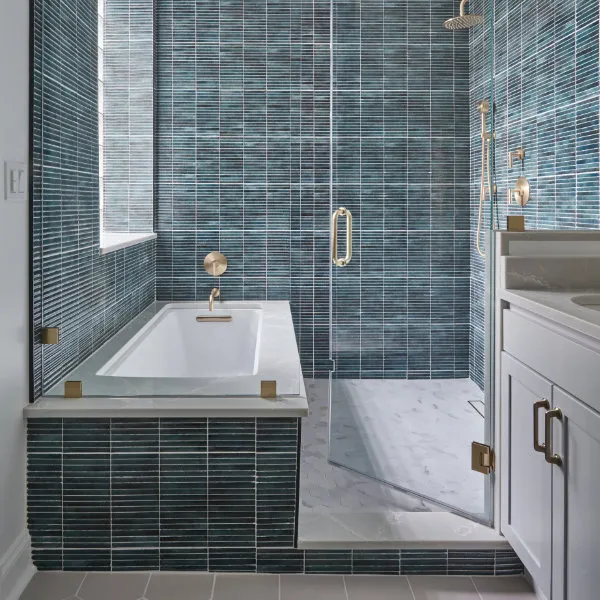 Wet room with integrated tub