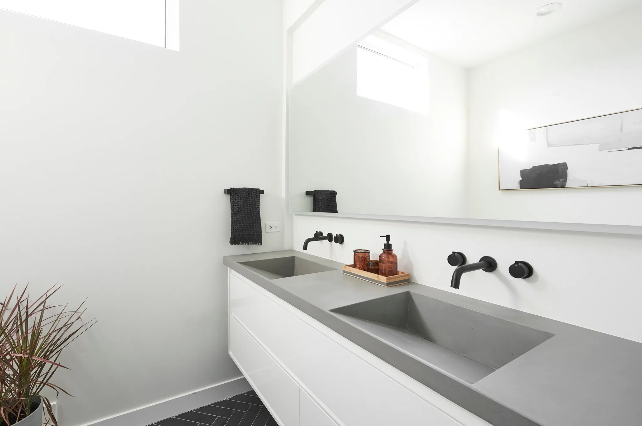 Floating vanity with double integrated sinks